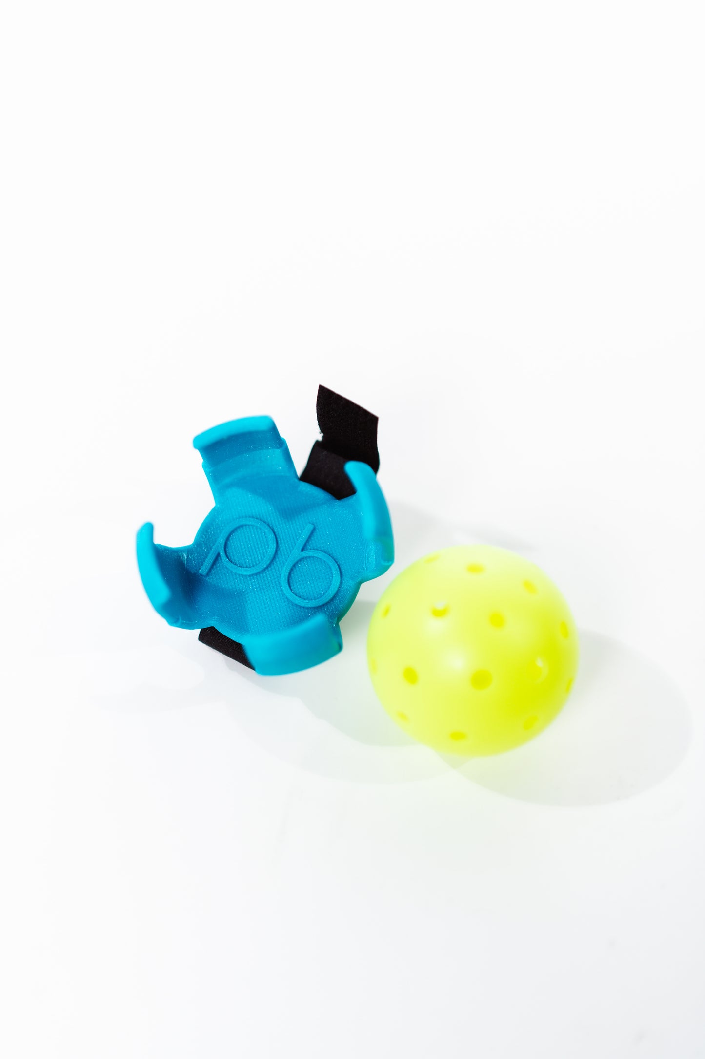 pb logo Ball holder for the court
